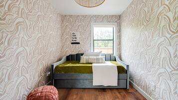2 habitaciones, tabla de planchar con plancha y cuna de viaje