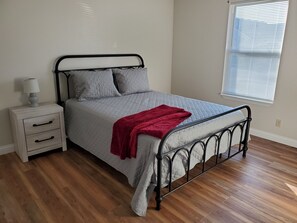 2 slaapkamers, een bureau, een strijkplank/strijkijzer, reisbedje