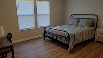 2 habitaciones, escritorio y tabla de planchar con plancha