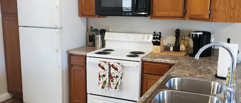 Refrigerador, microondas, horno y parrilla de estufa