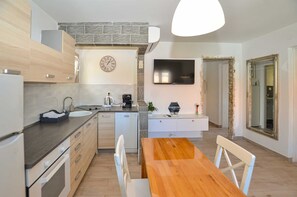 Fridge, oven, stovetop, dishwasher - Iris Apartment with private parking (Rovinj)