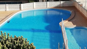 A swimming pool with a white decorative border and a tiled deck. - Bonaire H-6º Solo Familias! (Playa de Gandía)