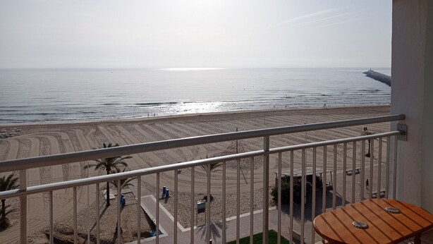 A balcony with a view of a beach and the ocean. - Bonaire H-6º Solo Familias! (Playa de Gandía)