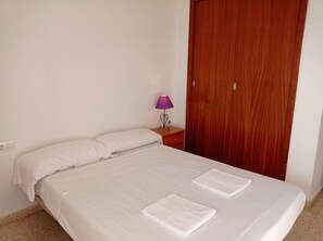 1 slaapkamer, een strijkplank/strijkijzer, gratis wifi, beddengoed