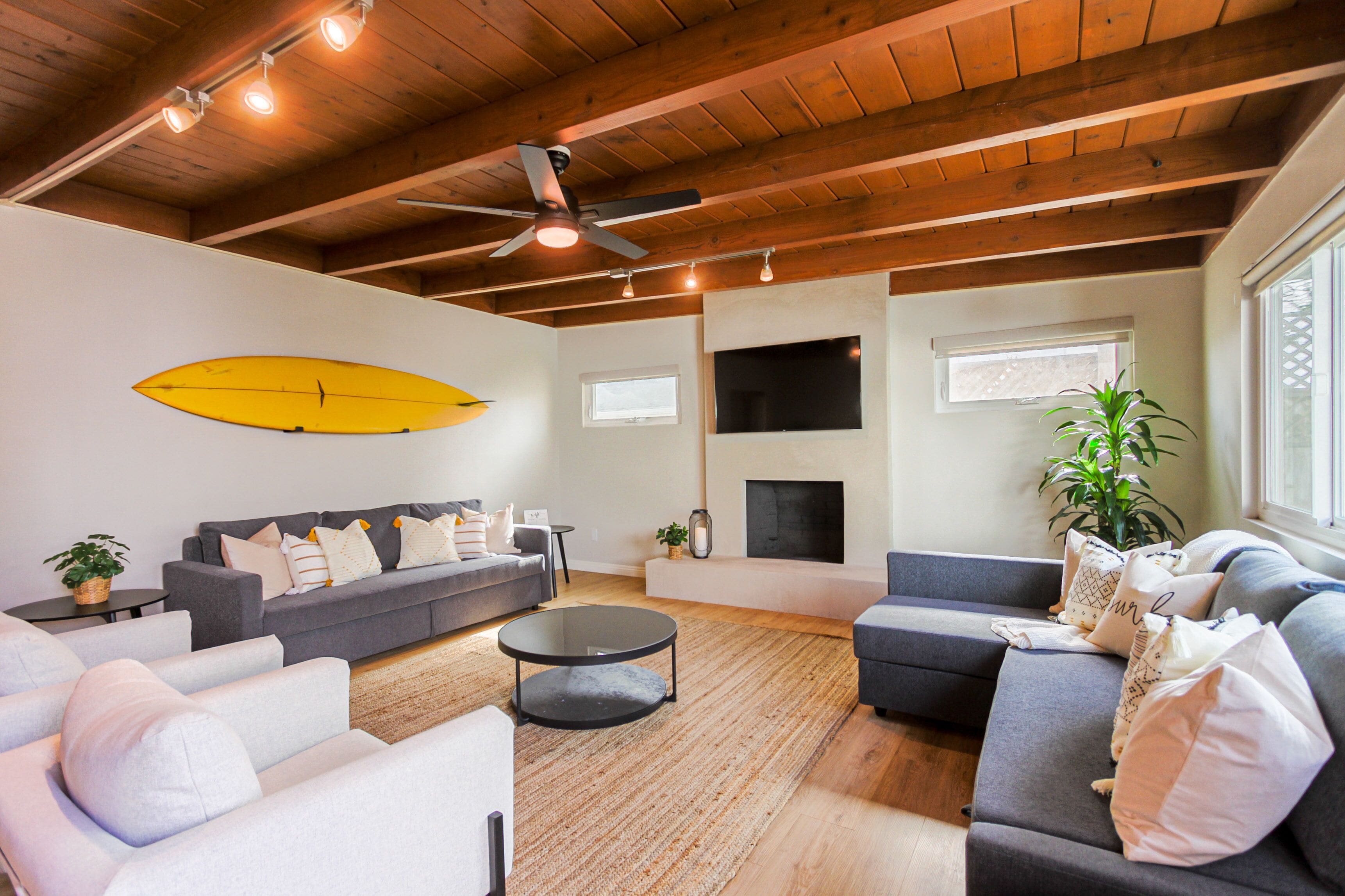 Een televisie en een open haard