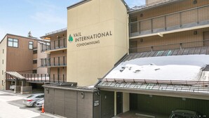 Ein mehrstöckiges Gebäude mit einem Schild, auf dem „Vail International Condominiums“ steht.