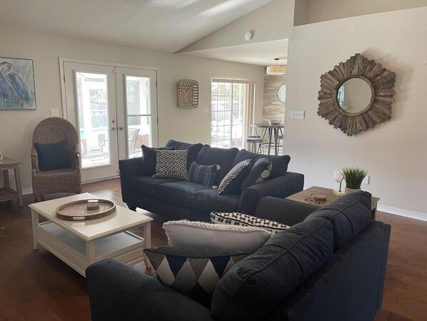 Living area - Coastal Retreat 3 Bedroom Home by RedAwning (Navarre)