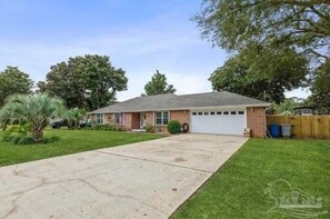 Exterior - Coastal Retreat 3 Bedroom Home by RedAwning (Navarre)