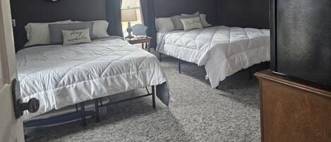 1 bedroom, desk, free WiFi, bed sheets