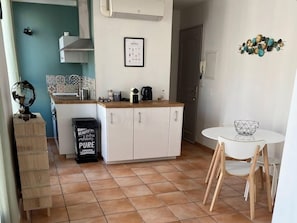 Fridge, oven, coffee/tea maker