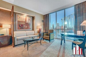 Flat-screen TV, offices - MGM Signature-34-803 F1 Track & Strip View Studio (Las Vegas)