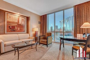 Flat-screen TV, offices - MGM Signature-34-803 F1 Track & Strip View Studio (Las Vegas)