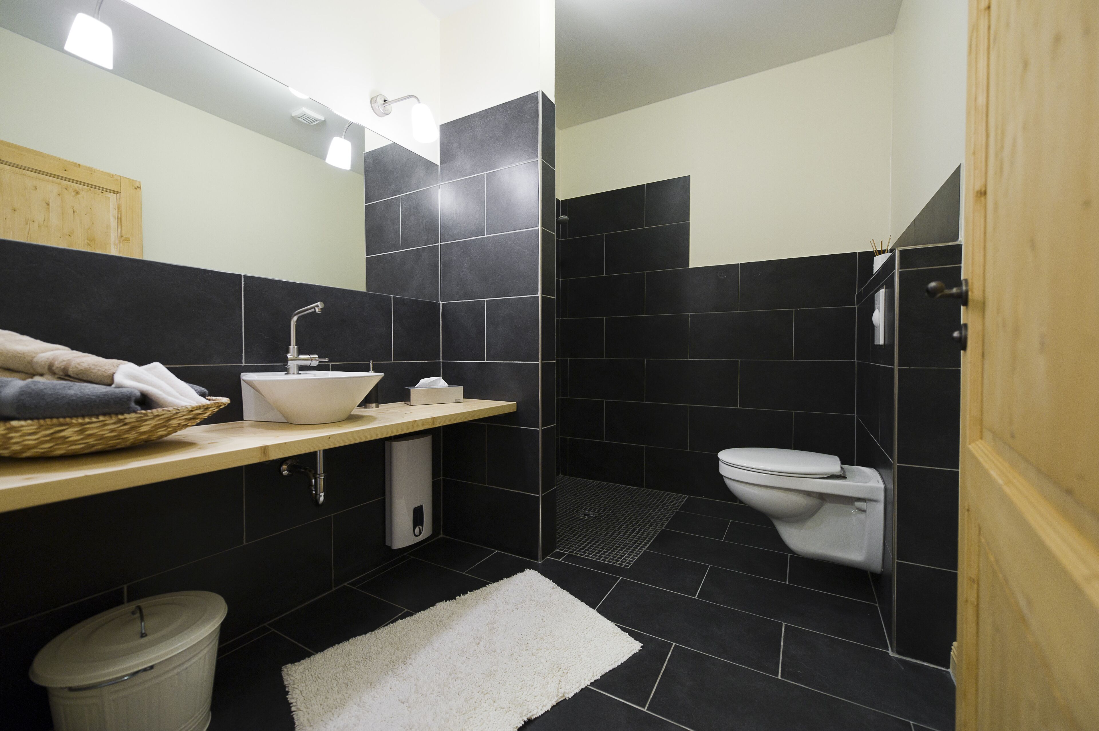 Een douche, een haardroger, handdoeken, toiletpapier