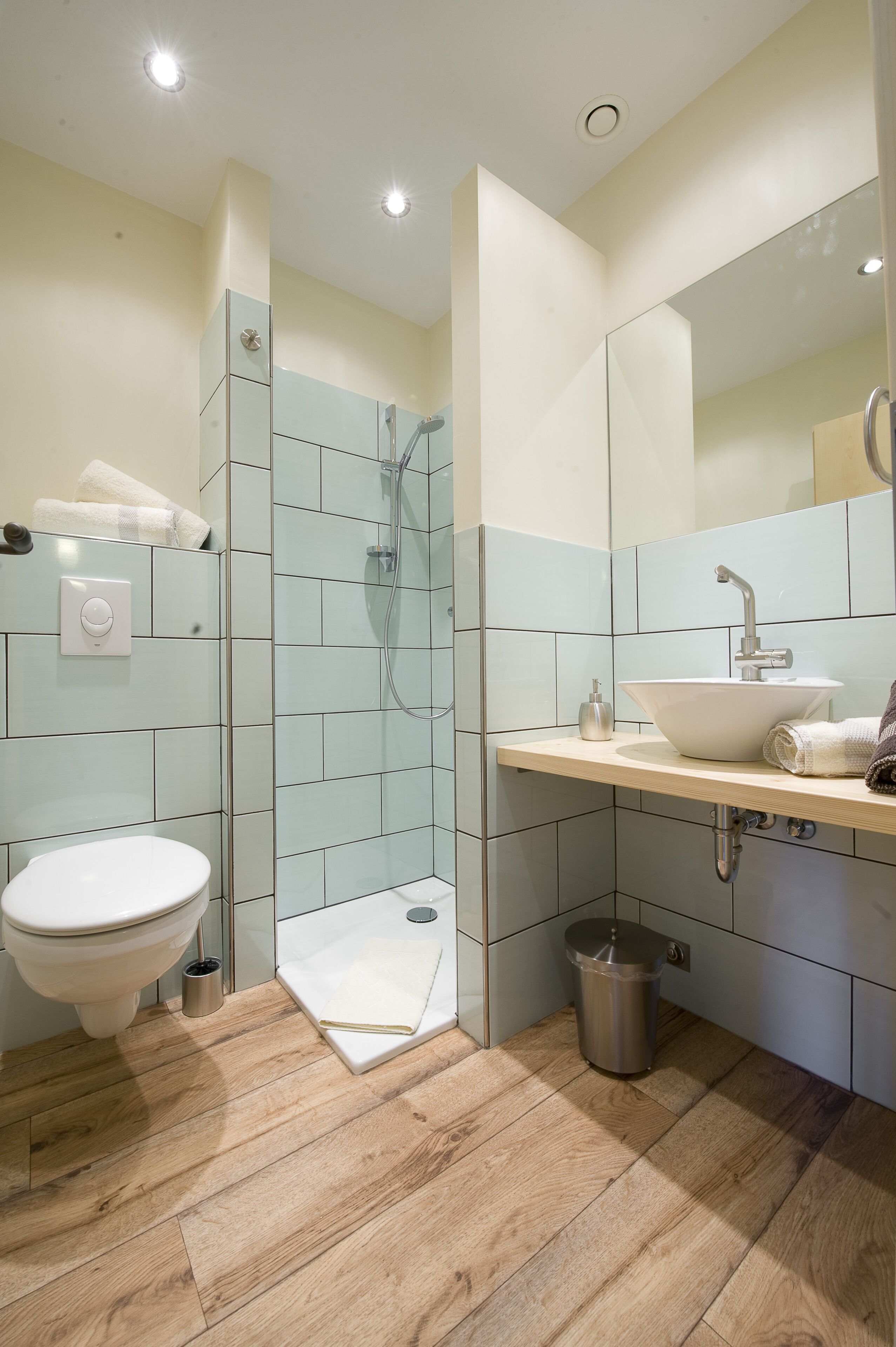 Une salle de bain moderne équipée de toilettes, d’un lavabo et d’une douche.