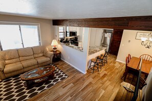 Télévision à écran plat, cheminée