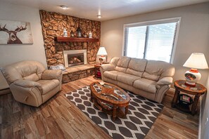 Flat-screen TV, fireplace - Family Friendly unit close to Shadow Mountain! (Grand Lake)