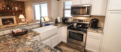 Een koelkast, een magnetron, een oven, een kookplaat