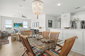 Dining - Pelican Place -Beach Front-Ocean View- Next to Beach Club- 3BD/2BA. Sleeps 8 (Galveston)