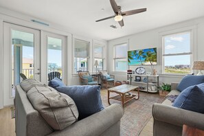 Smart TV, DVD player - Pelican Place -Beach Front-Ocean View- Next to Beach Club- 3BD/2BA. Sleeps 8 (Galveston)
