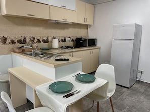Refrigerador, horno y utensilios de cocina