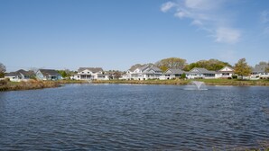A lakeside residential area with houses and a fountain. - Condo with elevator and POND VIEWS! - 12 Pondview Lane (Lewes)