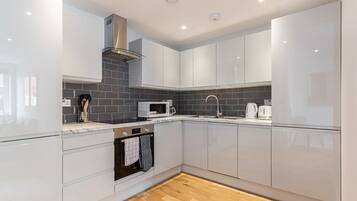 Frigorifero, microonde, forno, piano cottura