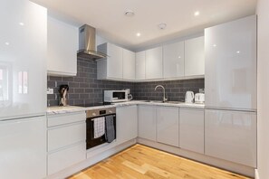 Frigorifero, microonde, forno, piano cottura