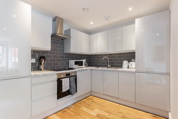 Frigorifero, microonde, forno, piano cottura