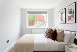 1 dormitorio, tabla de planchar con plancha, wifi y ropa de cama