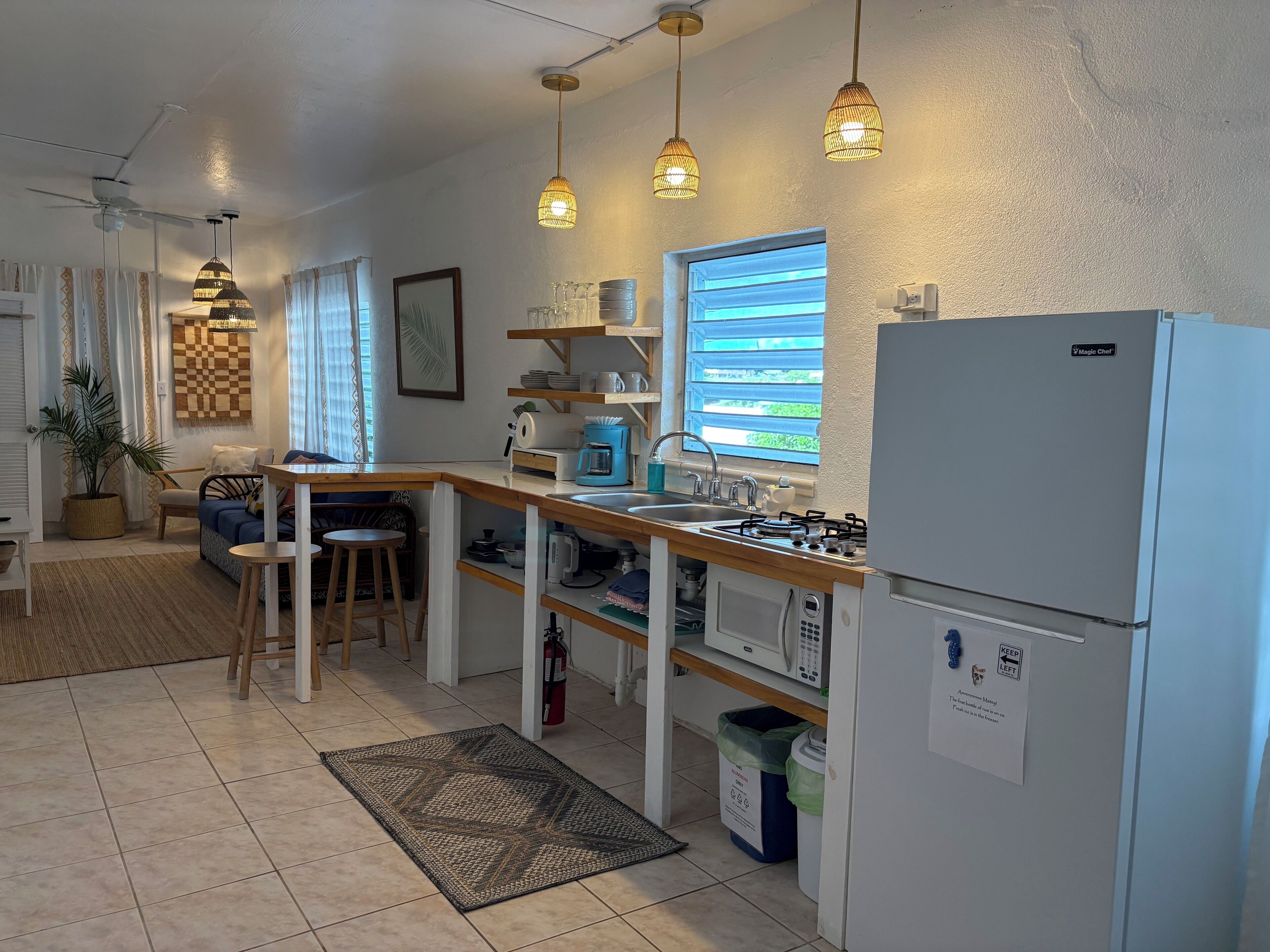 Frigorifero, microonde, piano cottura, macchina per tè/caffè