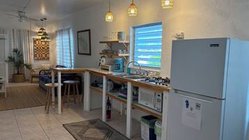 Réfrigérateur, micro-ondes, plaque de cuisson, cafetière/bouilloire