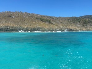 Ligstoelen aan het strand