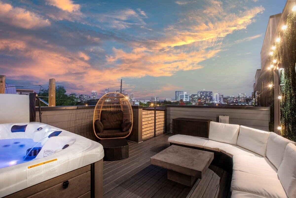 Summer End Sale! Hot Tub, City Views, Nash Nights