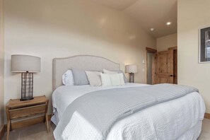 4 室のベッドルーム、WiFi、ベッドシーツ