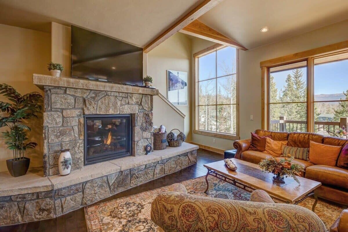 Incredible 3BR Tranquil Setting & Space to Spare!