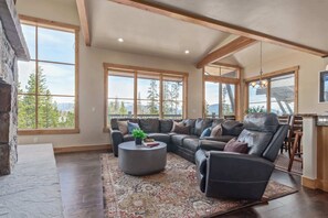 TV, caminetto, studio