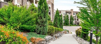 Stay Worry Free! Come Golf, Wine Tour & Ski! 4 Beds 2 Bath Condo w/Gym and Pool!