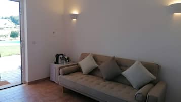 Deluxe Room | Minibar, free cribs/infant beds, free WiFi, bed sheets