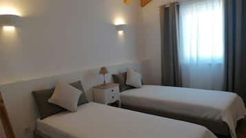 Deluxe Room | Minibar, free cribs/infant beds, free WiFi, bed sheets