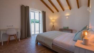 Family Room, Multiple Beds, Kitchenette, Pool View