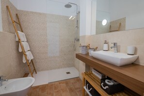 Familienzimmer, Mehrere Betten, Kochnische, Poolblick | Badezimmer
