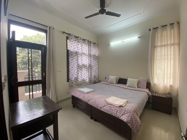 2 bedrooms, desk, iron/ironing board, WiFi