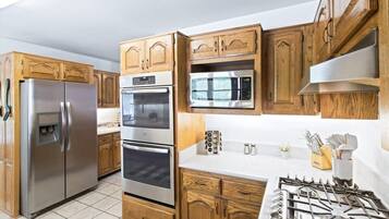 雪櫃、微波爐、焗爐、爐具