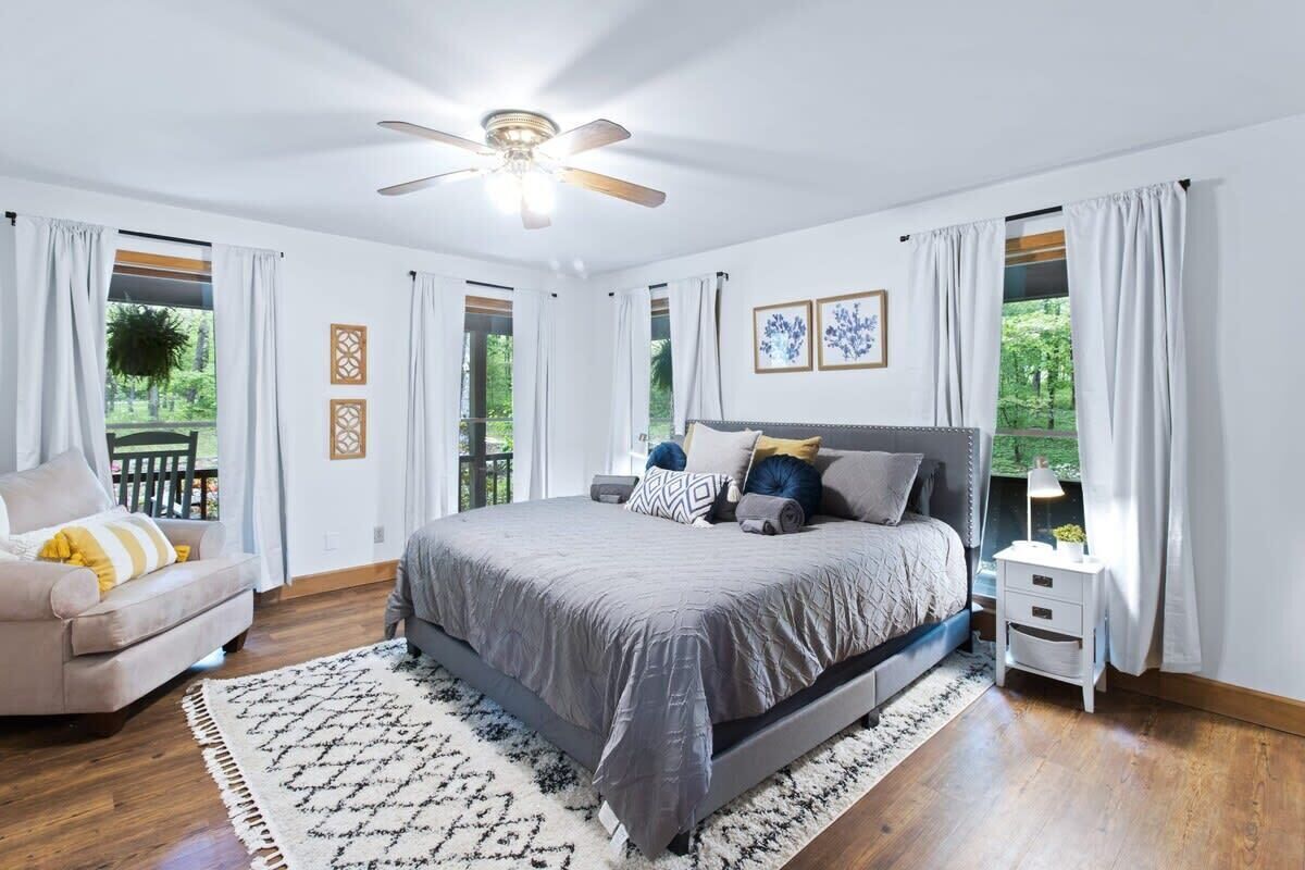 5 bedrooms, desk, travel cot, WiFi