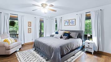 5 bedrooms, desk, travel cot, WiFi