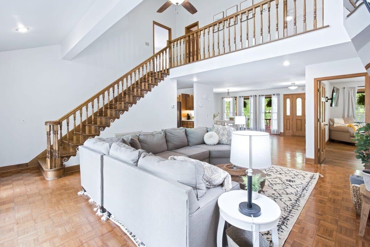 Televisión, chimenea y oficina 