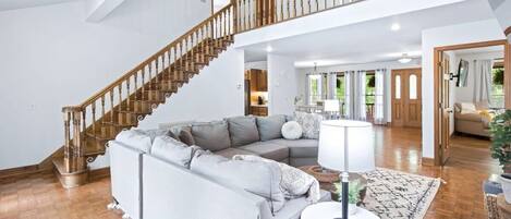 Televisión, chimenea y oficina