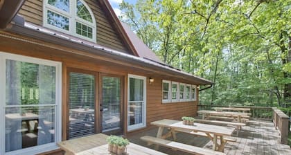 Wooded Retreat with game area and hot tub!