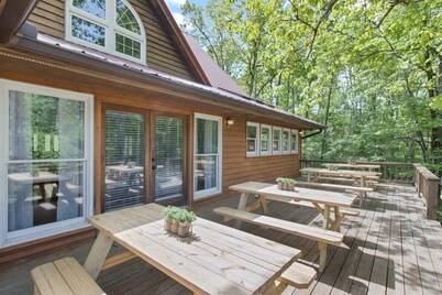 Wooded Retreat with game area and hot tub!