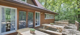 Wooded Retreat with game area and hot tub!